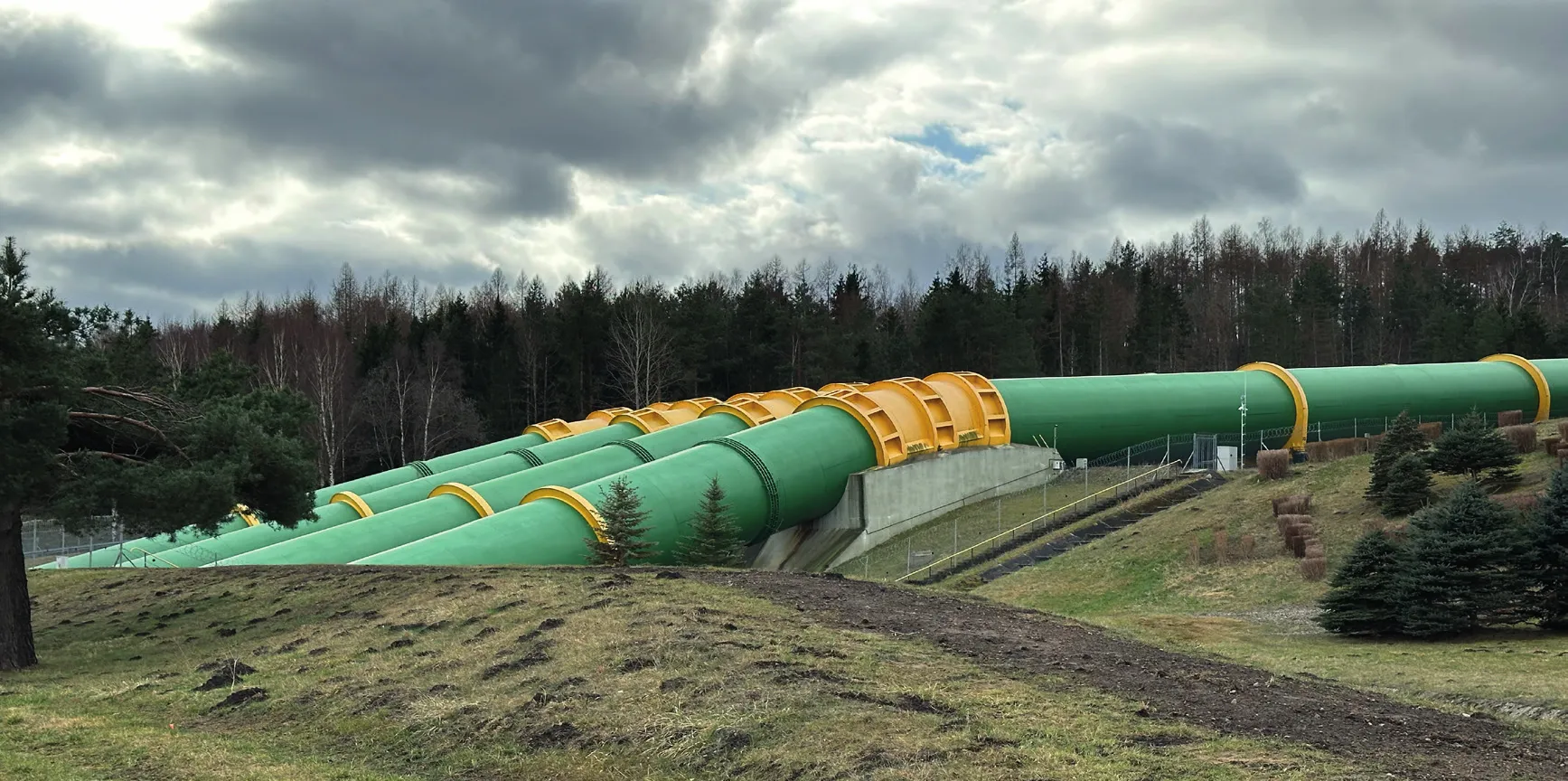 Zielone rurociągi prowadzące do górnego zbiornika w Czymanowie