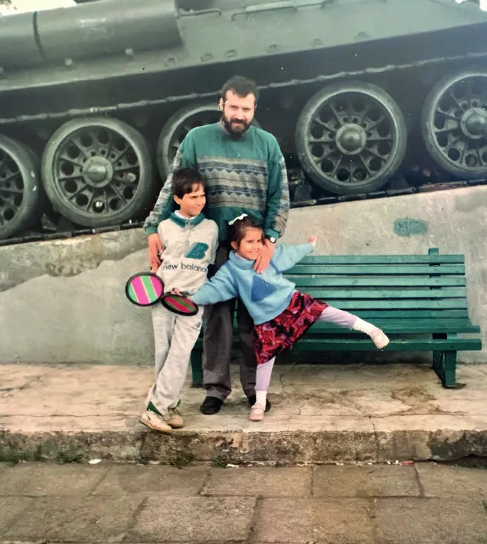 Ryszard z dziećmi Łukaszem i Agatą przy czołgu w Wejherowie, 1993