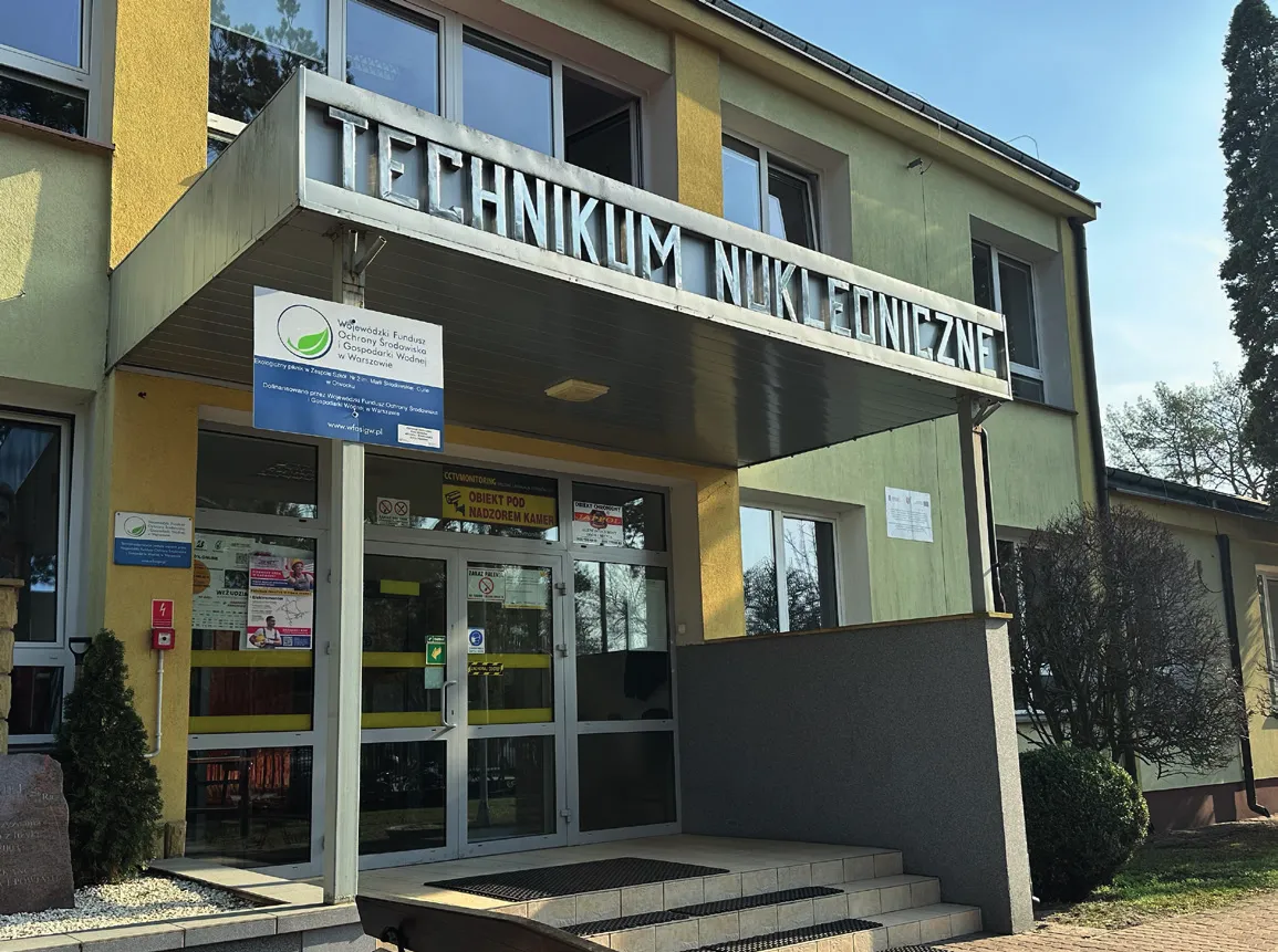 Napis Technikum Nukleoniczne nad wejściem do szkoły w Otwocku